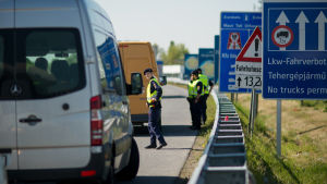 Österrikisk polis kontrollerar fordon vid gränsen till Ungern. Österrikisk polis kontrollerar fordon och söker efter illegala immigranter vid gränsen till Ungern.