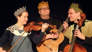 Mikko Perkoila, Rista Tuura ja Mika Seppänen esittävät Prinsessa ja Viisauden portti -musiikkisatua Mikko Perkoila ja Viisauden portti