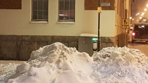 Snöhög gör det omöjligt att komma fram till laddningsstolpen. Snöhög gör det omöjligt att komma tillräckligt nära en laddningsplats för elbilar i Helsingfors.
