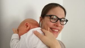 Kira Schroeder med sin dotter i mars 2017. Kira Schroeder med sin dotter i mars 2017.
