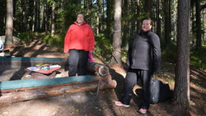 Marjut Kytölä och Jonna Lappalainen har hand om utomhusförskolan. Båda är glada över att få vistas så mycket utomhus. Två kvinnor i skogen.
