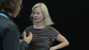 Tove Jansson -tutkija Sirke Happonen ja toimittaja Jani Tanskanen. Tove Jansson -tutkija Sirke Happonen keskustelee toimittaja Jani Tanskasen kanssa Helsingin Kirjamessuilla vuonna 2015.