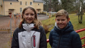 Stella Soramäki och Milo Knaapinen är nöjda med sin skola i Pojo. två skolbarn