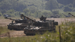 Sydkoreanskt artilleri vid gränsen till Nordkorea. Den demilitariserade zonen, som gränsen kallas, bevakas av tusentals tungt beväpnade soldater på båda sidorna och är dessutom det mest tätt minerade området i världen. Sydkoreanskt artilleri K55 vid gränsen till Nordkorea.