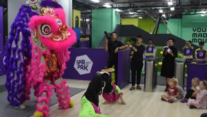 Lejondans uppförs under de flesta viktiga evenemangen i Hongkong, här i Superparks variant. Lejondans i en allaktivitetspark i Hongkong