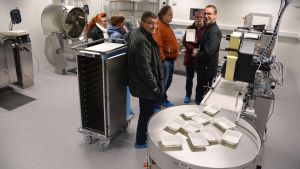 Kostserviceplanerare Erik Iivari berättar för Borgåbor om processerna då dietmaten tillreds. Erik Iivari förevisar Borgå centralkök