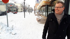 Jan Storbacka är verkställande direktör för NSA Bolagen i Karleby. Han tror det är realistiskt med en gemensam elbil för husbolag i framtiden. Vd Jan Storbacka på NSA-bolagen.