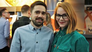 Peik Aspbäck och Miira Holländer tror på Finlands chanser i Eurovisionen i år. Peik Aspbäck och Miira Holländer.
