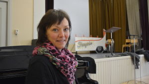 Annika Strömberg regisserar pjäsen. Annika Strömberg regisserar Inteks teaterföreställning "Shangri-la"