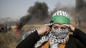 Även en del kvinnor har deltagit i de våldsamma protesterna i Gaza Demonstrant under kravaller på Israel-Gaza-gränsen april 2018.