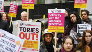 En demonstration för Windrush-generationen utanför inrikesministeriet i London den 28 april. En demonstration för Windrush-generationen utanför inrikesministeriet i London den 28 april.