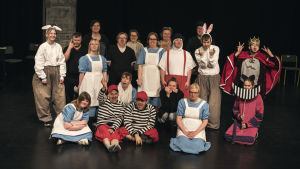 Teater Magnitude sätter upp en pjäs för fjärde gången. Teatergruppen Teater magnitude sätter upp pjäsen Alice i Underlandet på Tryckeriteatern i Karis.