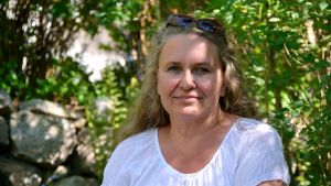 Museivårdare Maria Kovanen. Museivårdare Maria Kovanen i Fredrika Runebergs trädgård 17.05.18