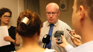 Arbetsminister Jari Lindström presenterar ministeriets förslag till självständig jobbsökning.