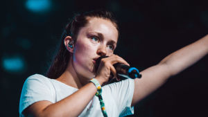 Norjalaisartistin keikalla kuultiin myös aiemmin julkaisemattomia biisejä. Sigrid Flow Festivalilla