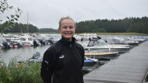 Rina Pipping efterlyser en kampanj för att folk ska förstå vad som menas med förbud mot svallvågor. Rina Pipping framfär båtarna i hamnen