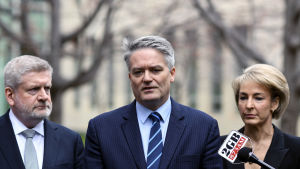 Kommunikationsminister Mitch Fifield, finansminister Mathias Cormann och arbetsminister Michaelia Cash lämnade in sina avskedsansökningar på torsdag Kommunikationsminister Mitch Fifield, finansminister Mathias Cormann och arbetsminister Michaelia Cash lämnade in sin avskedsansökan på torsdag
