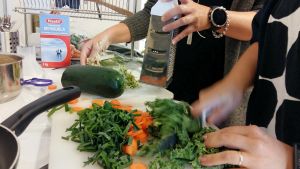 Marthaförbundet hoppas att män skulle plocka in mer vegetabilier i matlagningen. På Marthaförbundet lagar man mat tillsammans.