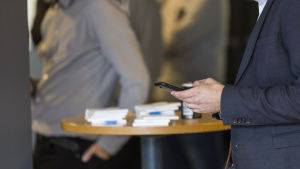 Vad kommer de traditionella bankernas roll att vara i framtiden när allt fler föredrar att betala via mobilen? Mies näppäilee kännykkää (anonyymi).