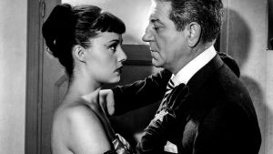 Kino klassikko: Älkää koskeko... Mies ja nainen katsovat toisiaan ja pitävät toisistaan kiinni.
