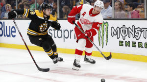 Urho Vaakanainen har spelat upp sig under försäsongens gång. Bostons Urho Vaakanainen försvarar sig mot Detroits Gustav Nyquist.