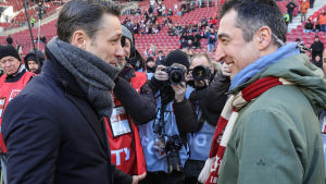 Erdoğankritikern, gröna politikern Cem Özdemir, på en fotbollsmatch mellan Vfb Stuttgart och Eintracht Frankfurt i februari. Han samtalar med kroatiska legenden Niko Kovač. Cem Özdemir på favoritlaget Stuttgarts match i februari.