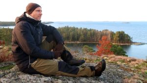Fredningen av Purunpää gladde Panu Kunttu både på ett privat och professionellt plan. Panu Kunttu sitter på Glasberget och ser ut över havet. Han är ordentligt påklädd med vantar och mössa.