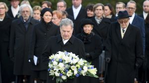 Minnesmärket över president Mauno Koivisto avtäcktes 25.11.2018. President Sauli Niinistö lägger ner blommor. Minnesmärket över president Mauno Koivisto avtäcktes 25.11.2018. President Sauli Niinistö lägger ner blommor.