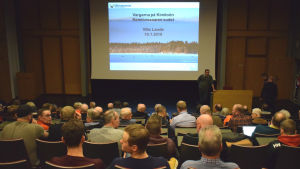 Cirka 150 intresserade besökte vargmötet. Fullsatt publik under vargmöte i Villa Landes föreläsningssal.