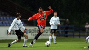 Allianssis Hocine Chebaïki (orange tröja) var inte precis i storform i matchen. Hocine Chebaiki (Allianssi) och Mikko Manninen kämpar om bollen.