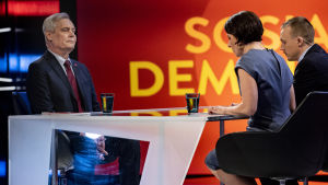 Socialdemokraternas modell utgår från social- och hälsovårdsområden - inte landskap. På bilden ordförande Antti Rinne i Yles valtent Antti Rinne puoluejohtajien vaalitentissä Yle 25.03.2019
