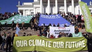 Demonstranterna samlades vid Senatstorget. Klimatdemonstration 6.4.2019 i Helsingfors.