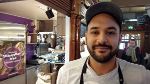 Sami Sayyad ser fördelar med entimmeståget ur en ekologisk synvinkel. man i saluhallen i Åbo