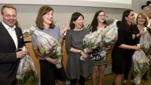 Borgmästare Jan Vapaavuori, fullmäktigeordförande Tuuli Kousa, biträdande borgmästare Anni Sinnemäki, Pia Pakarinen, Nasima Razmyar och Sanna Vesikansa får blommor i fullmäktigesalen. Borgmästare Jan Vapaavuori, fullmäktigeordförande Tuuli Kousa, biträdande borgmästare Anni Sinnemäki, Pia Pakarinen, Nasima Razmyar och Sanna Vesikansa får blommor i fullmäktigesalen.