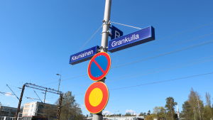 Grankulla hör till de kommuner i Finland som har högst medelinkomst. Skyltar där det står Kauniainen och Grankulla.