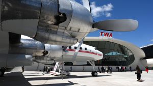 Gamla flygplan utanför hotellet har inretts till cocktailbarer. Gamla flygplan utanför TWA-terminalen i New York.