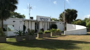 SpaceX kontor vid Cape Canaveral. Spacex kontor bland palmerna på Cape Canaveral.