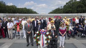Krigsveteraner samlade för att minnas dagen D. Krigsveteraner samlas för minnesceremoni i Normandie
