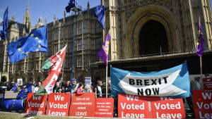 Brexitförespråkare demonstrerar utanför det brittiska parlamentet. I bakgrunden pågår en demonstration mot brexit. Brexitanhängare demonstrerar utanför det brittiska parlamentet