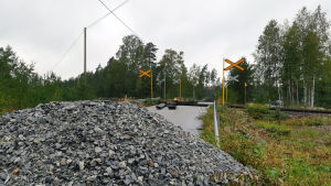 Den stängda plankorsningen i Skogby på rättegångsdag 1. En grushög framför plankorsningen var Skogbyolyckan inträffade.