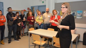Källhagens skolas rektor, Monica Lemberg, visade de utländska lärarna hur skolan i Virkby fungerar. Rektor Monica Lemberg i Källhagens skola pratar med utländska lärare.
