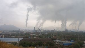 Kina vill ha ekonomisk hjälp för att klimatanpassa sig Skorstenar skjuter rök mot himlen vid fabriker i Lanzhou.