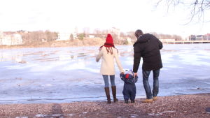 En befordran i arbetslivet skapar mera stress för kvinnorna, eftersom den kräver att man omförhandlar rollerna i hemmet. Familj vid Tölöviken.