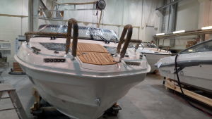 Färre båtar går åt men de som säljs är dyrare. Finnmaster Boats i Karleby.