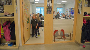 Skolan försöker förbereda sig på att elevantalet inte blir för högt i framtiden Skolelever står i dörröppningen till ett klassrum.