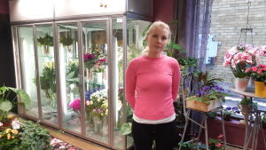 Maiju Teittinen återvände för ett par år sedan till Puumala. Kommunen är enligt henne både företagar- och familjevänlig. Blomsterhandlaren Maiju Teittinen i sin butik i Puumala.