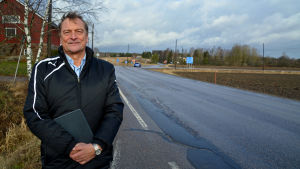 Kaj Lindqvist är nöjd över att korsningen saneras. Arkivbild. En man står vid sidan av en landsväg.