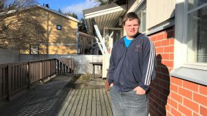 Här brukar Lill-Smeds och de andra invånarna på Linjevägens boende njuta av solen. En man på en terass.