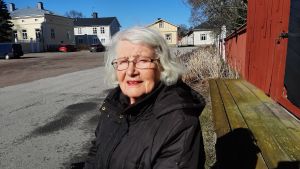 Vuokko Kahanpää säger att det är bra att hålla bakom örat, att livet plötsligt kan ändras radikalt. Dam sitter utomhus i solen.