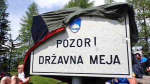 Pozor! Državna meja, betyder Se upp! Statsgräns. Skylten är alltid lika rolig i ryskspråkiga personers närvaro. Medan "Pozor" betyder "Se upp!" på de flesta västslaviska språk, betyder det "Fy skäms!" på ryska. Skylt i Slovenien med texten Pozor! Državna meja, som betyder Se upp! Statsgräns